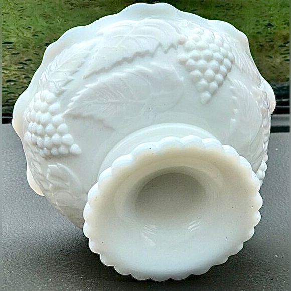 Vintage 1900s Early 20th Century Milk Glass  Scalloped Footed Oyster Dish - Picture 4 of 10